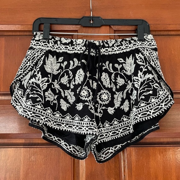 Urban Outfitters Ecote Embroidered Shorts - Picture 2 of 10